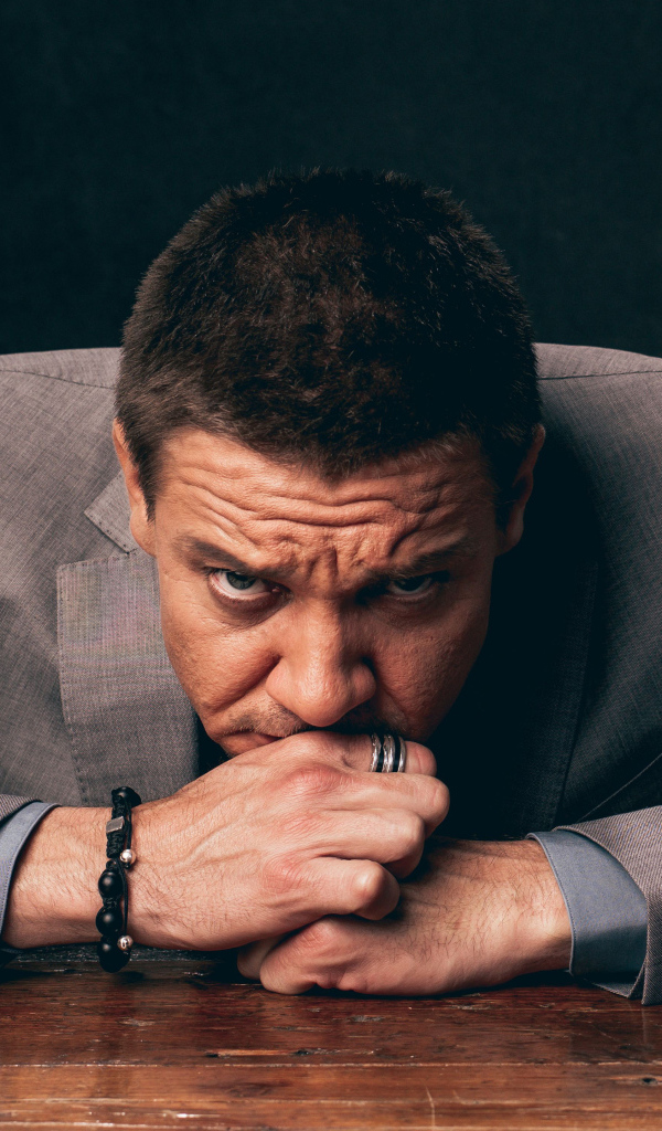 Серьезный актер Джереми Реннер 