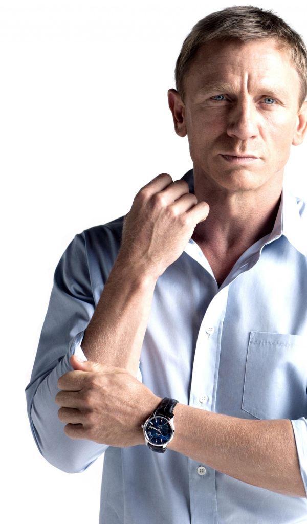 Стильный актер Дэниел Крэйг фото на белом фоне 