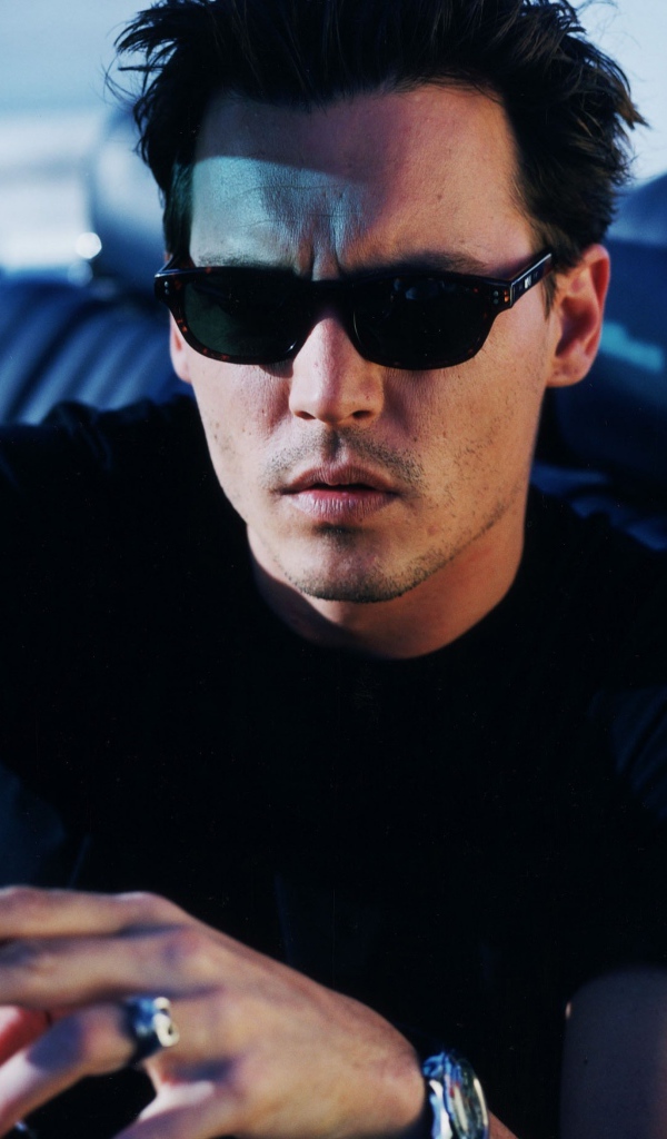 Стильный актер  Джонни Депп в черных очках