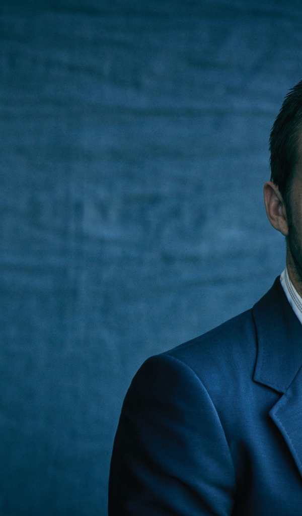 Стильный актер Райан Гослинг в костюме 