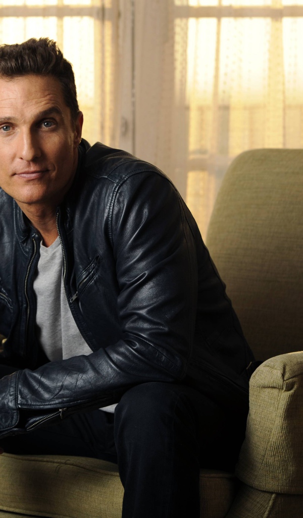 Знаменитый актер Мэттью Макконахи сидит в кресле