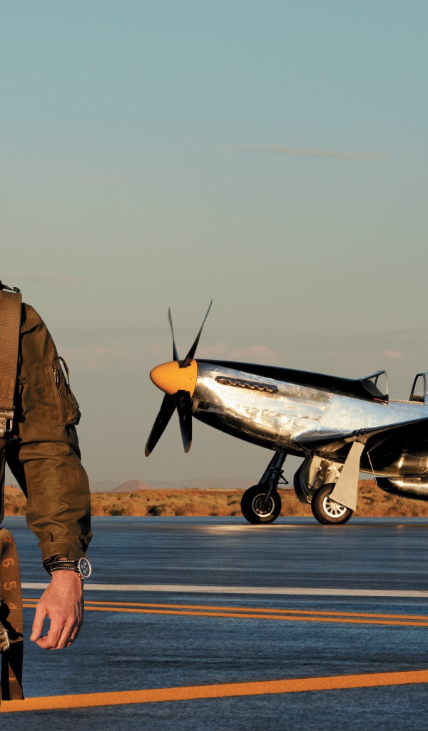 Популярный актер Джон Траволта на фоне самолета