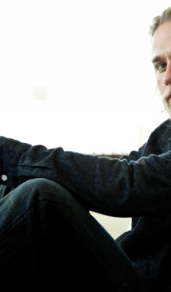 Популярный молодой актер Чарли Ханнэм