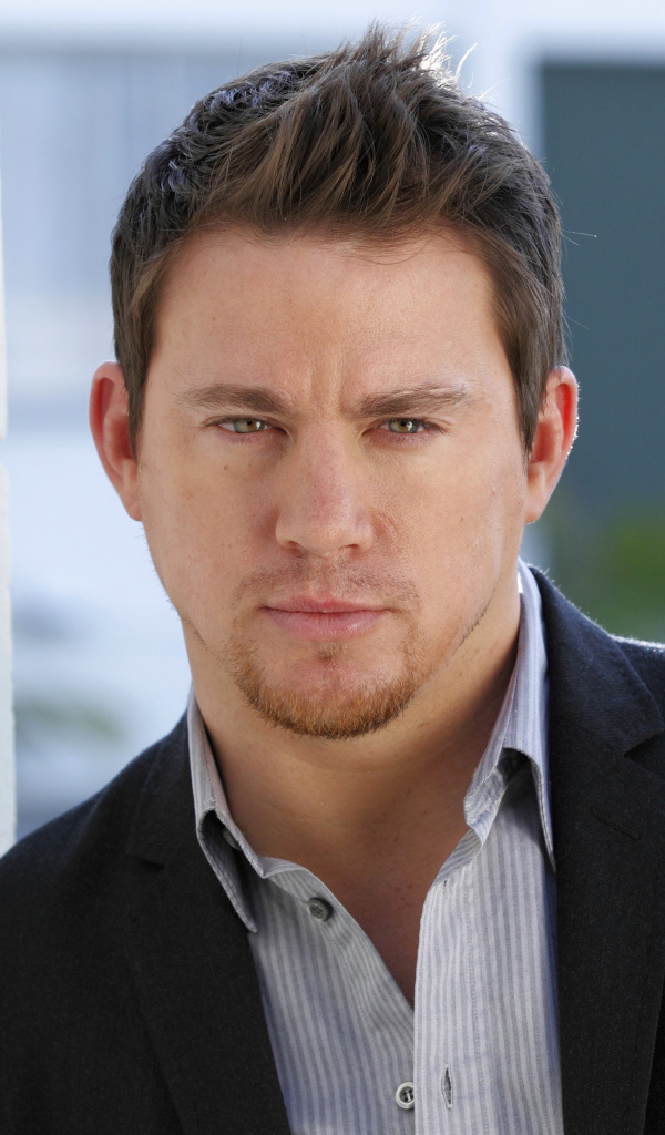 Молодой актер Ченнинг Татум в костюме 