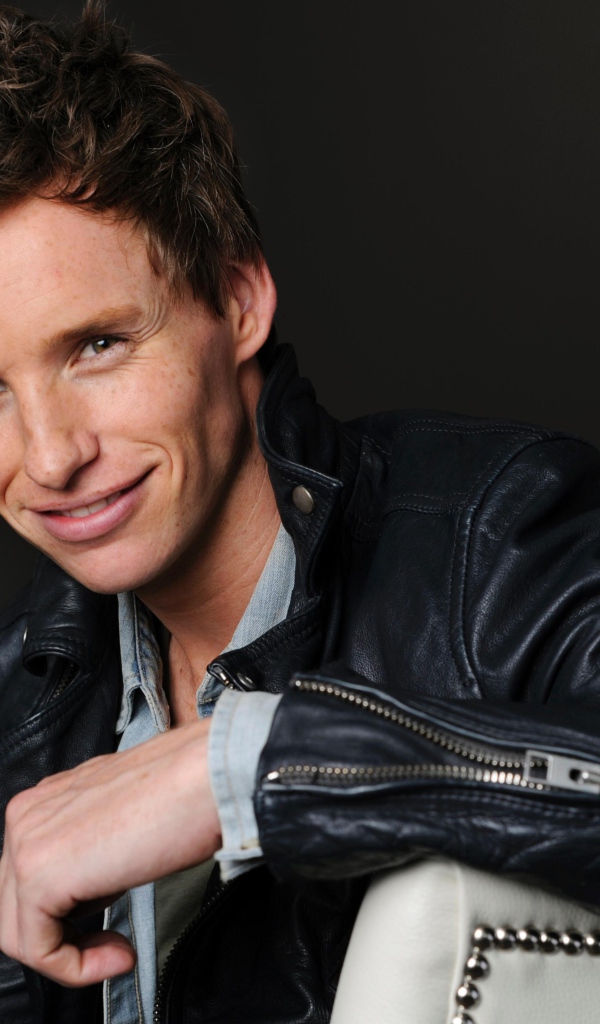 Молодой актер Эдди Редмэйн в черной кожаной куртке