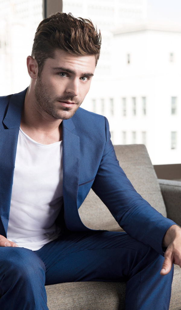 Молодой актер Зак Эфрон в костюме 