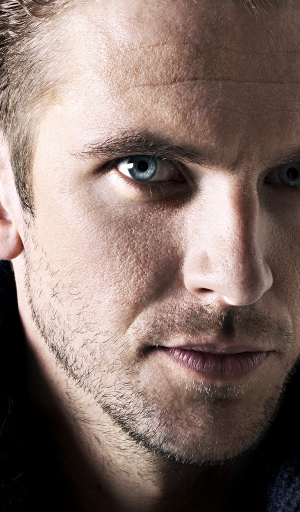 Молодой голубоглазый актер Дэн Стивенс фото на белом фоне