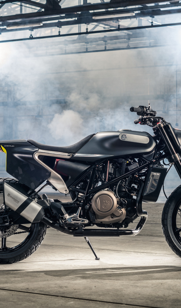 Черный супербайк Husqvarna Svartpilen 701 в дыму
