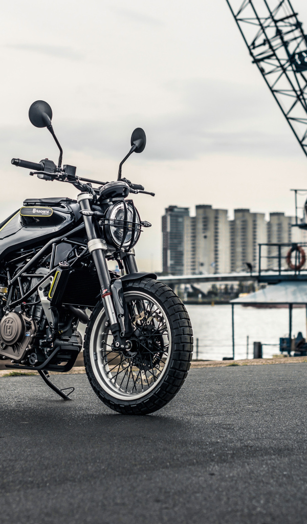 Черный стильный мотоцикл Husqvarna Svartpilen 401, 2018