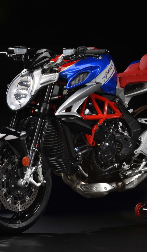 Мотоцикл MV Agusta Brutale 800 America на черном фоне