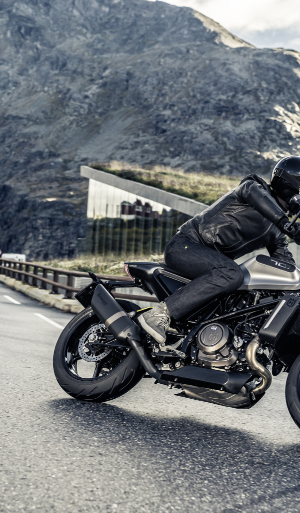 Мотоциклист на трассе на черном мотоцикле  Husqvarna Vitpilen 701, 2018