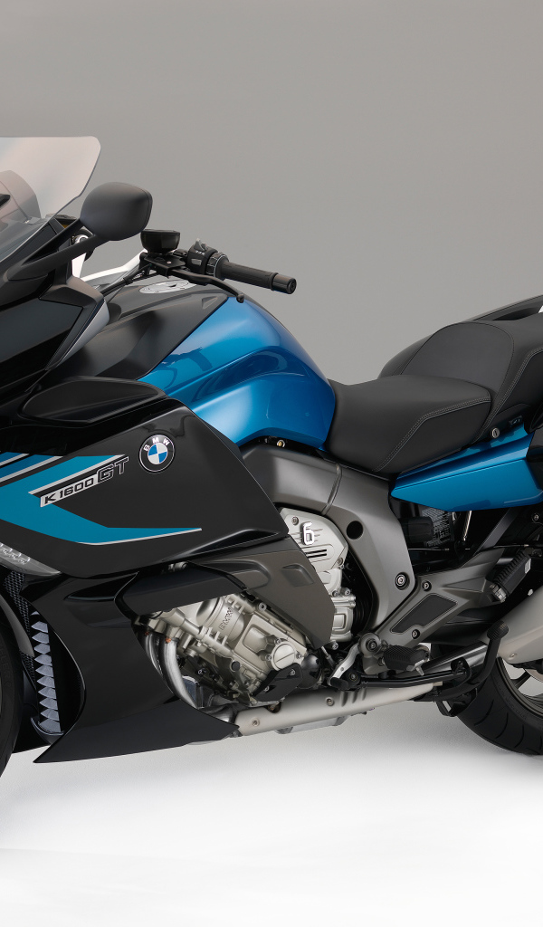 Спортивный мотоцикл BMW K1600GT на сером фоне