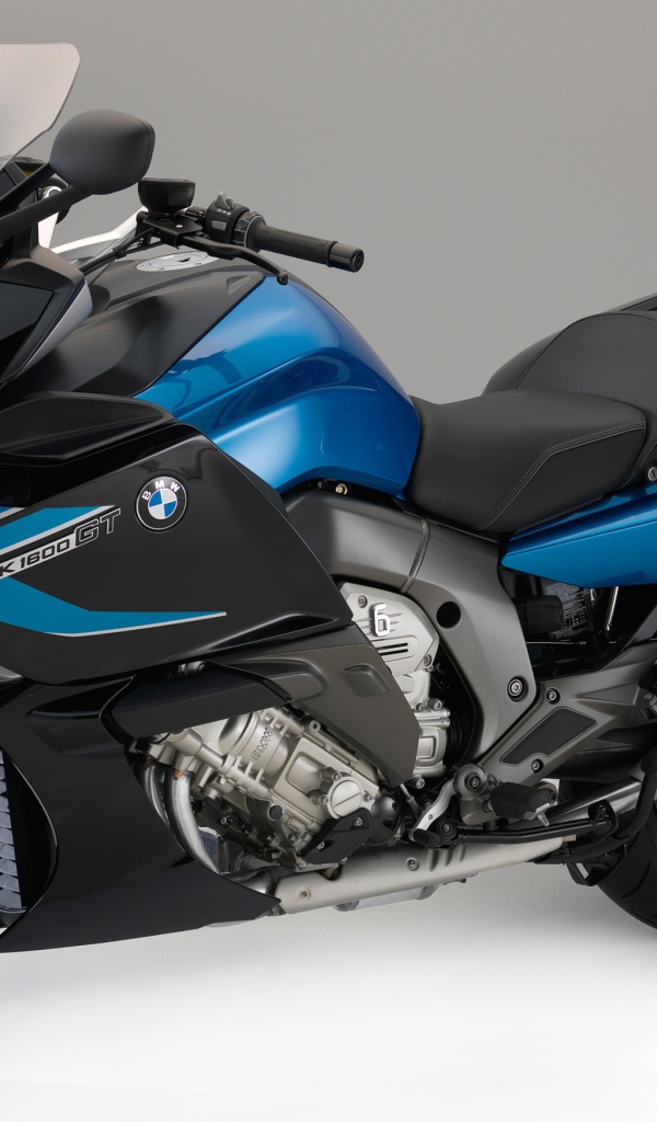 Спортивный мотоцикл BMW K 1600 GT на сером фоне