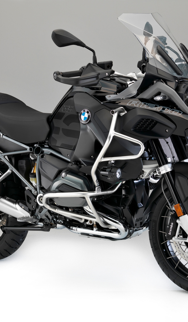 Черный мотоцикл BMW R1200GS на сером фоне