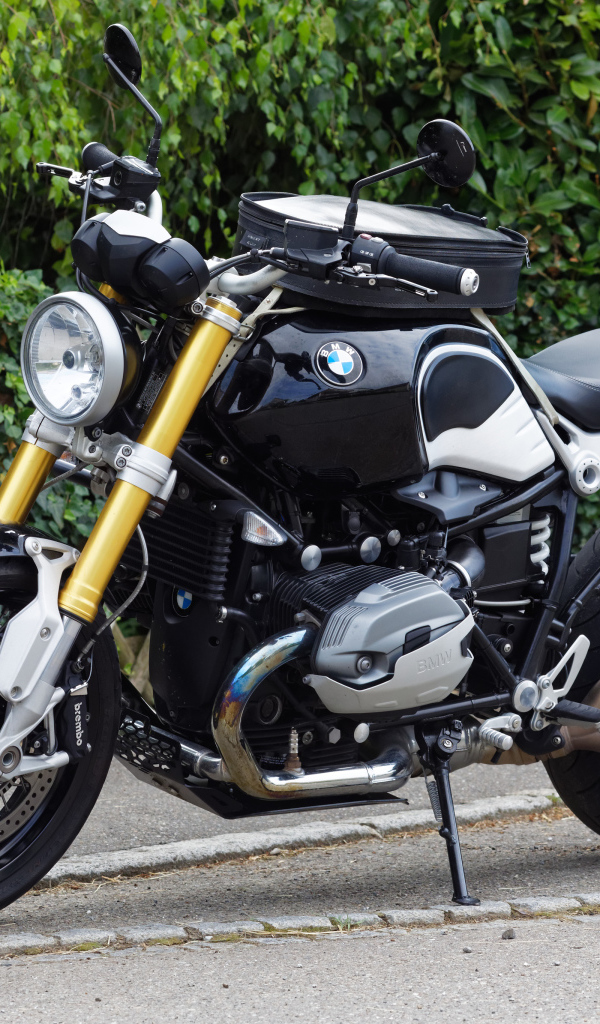 Черный мотоцикл BMW R nineT