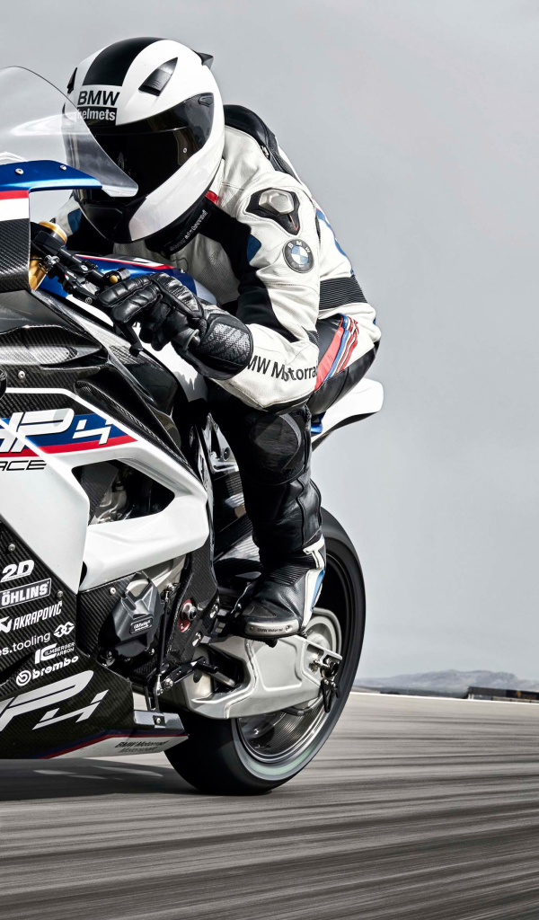 Мотоциклист на быстром мотоцикле BMW HP4 Race