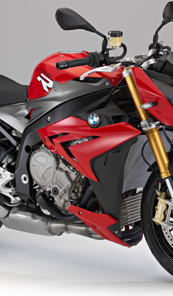 Стильный красный мотоцикл BMW S1000R  на сером фоне