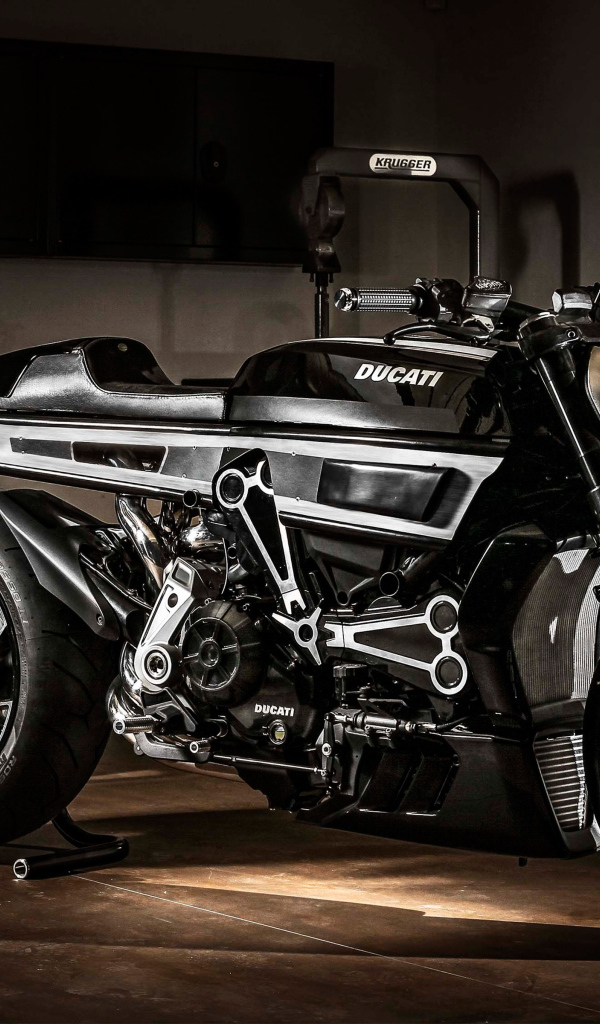 Большой черный мотоцикл  Ducati