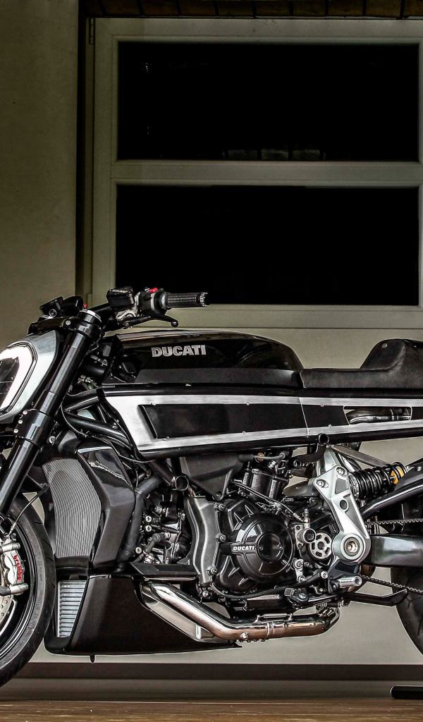 Большой черный мотоцикл Ducati XDiavel