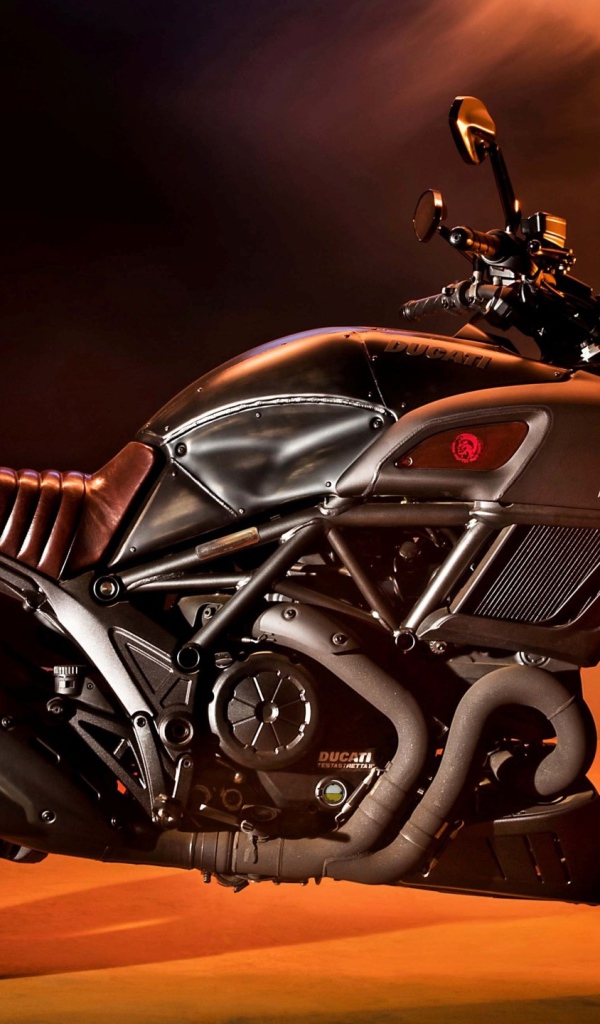 Черный автомобиль Ducati Diavel Diesel 2017 