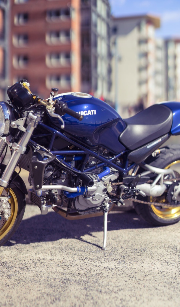 Синий мотоцикл Ducati в городе