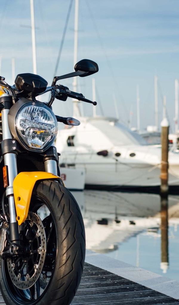 Мотоцикл Ducati Monster 821, 2018 на причале