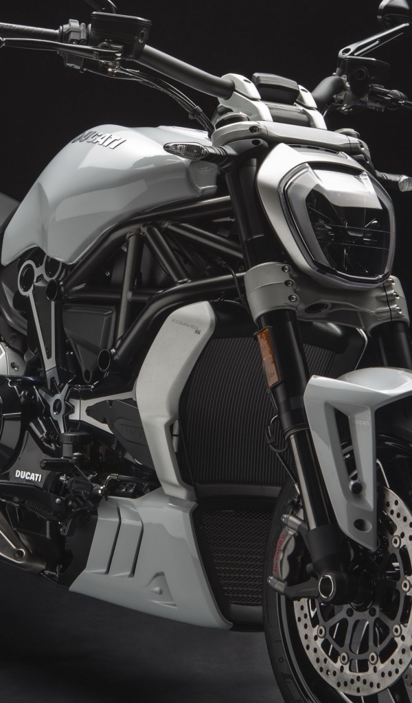 Мотоцикл Ducati XDiavel S, 2018 на черном фоне