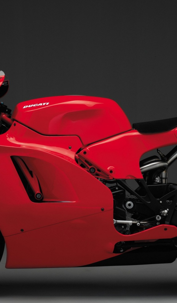 Красный мотоцикл Ducati Desmosedici RR на сером фоне