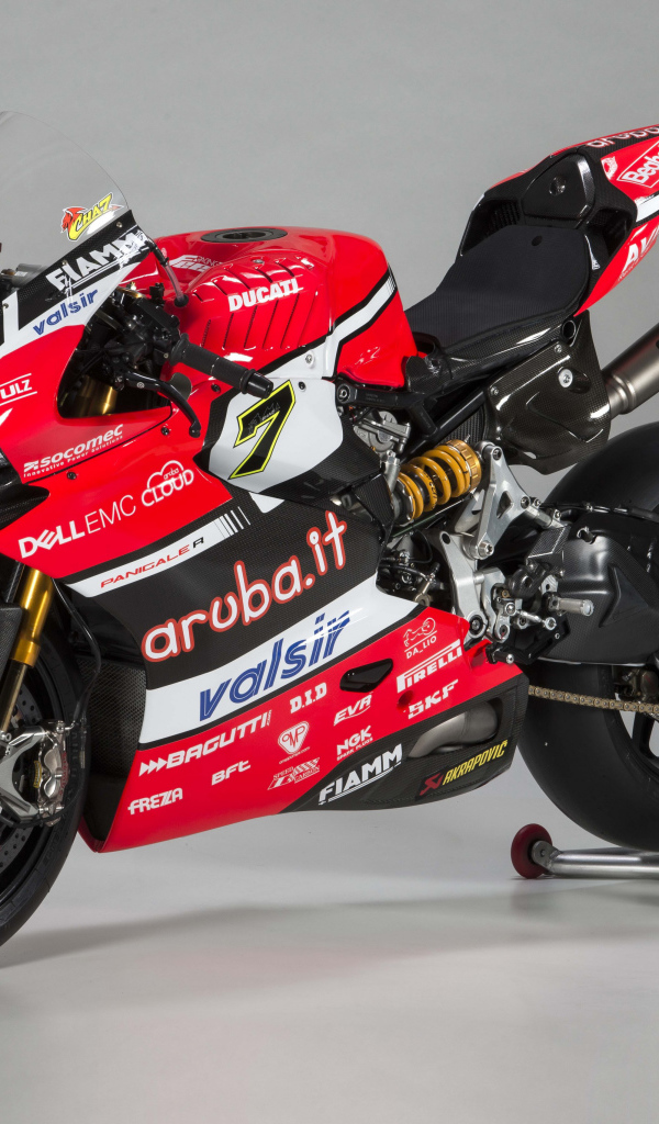 Красный мотоцикл Ducati Panigale R Superbike, 2017 на сером фоне
