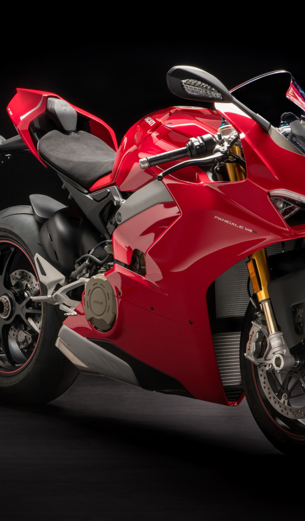 Красный мотоцикл Ducati Panigale V4 S, 2018 вид спереди
