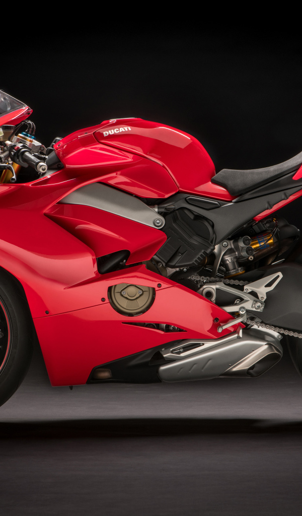 Красный мотоцикл Ducati Panigale V4 S, 2018 вид сбоку