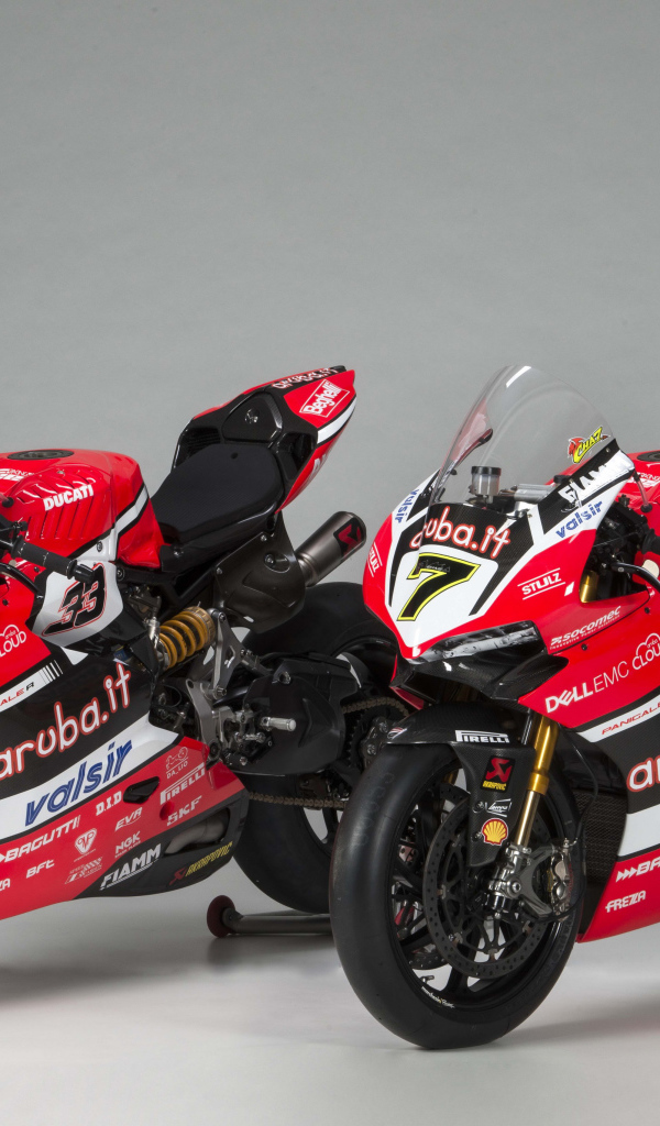 Два мотоцикла Ducati  Panigale R Superbike, 2017 на сером фоне