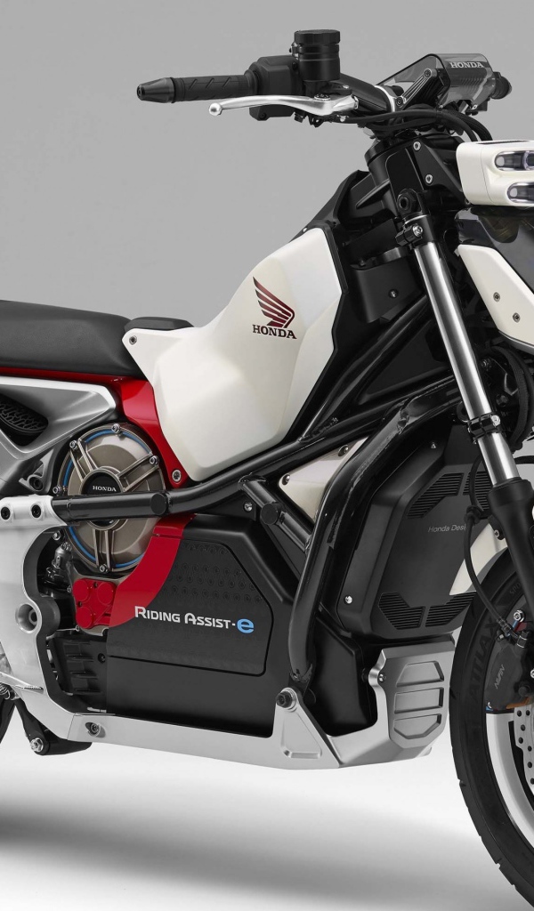 Быстрый мотоцикл  Honda Riding Assist-e Concept на сером фоне