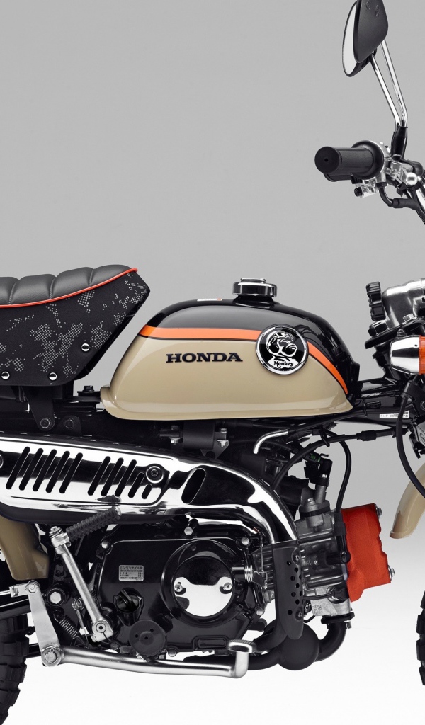 Гоночный мотоцикл Honda Z50, 2017 на сером фоне