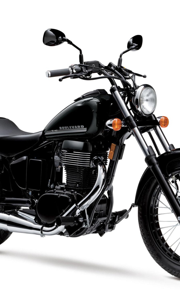 Черный мотоцикл Suzuki Boulevard S40 на белом фоне 
