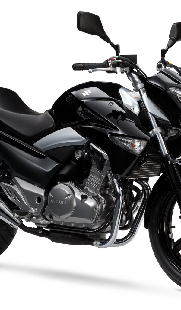 Черный мотоцикл Suzuki GW250 Inazuma на белом фоне 