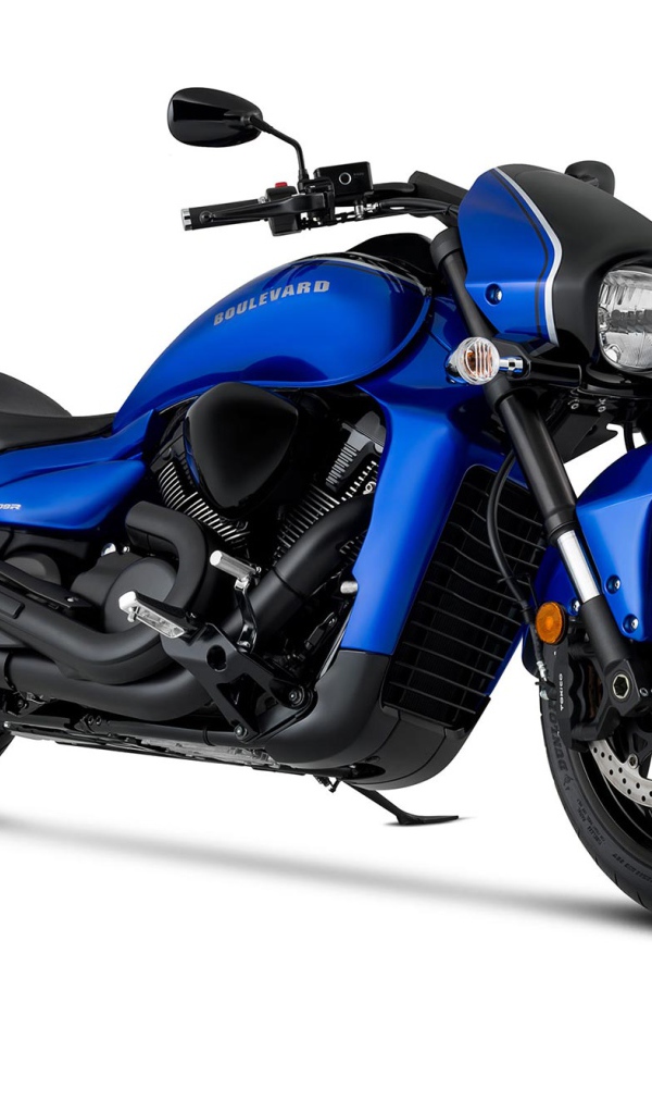 Синий мотоцикл Suzuki Boulevard M109R BOSS на белом фоне 