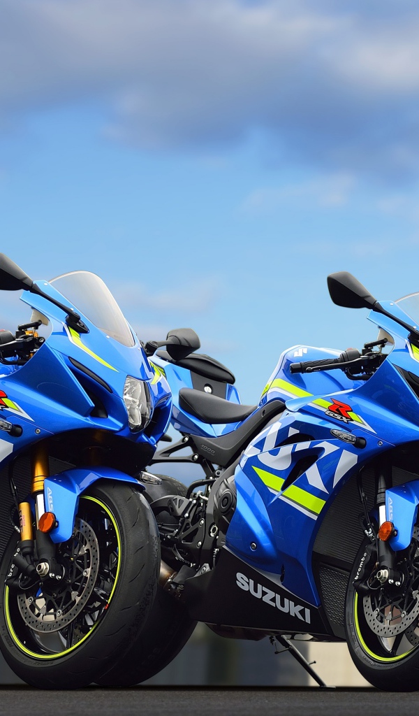Два синих гоночных мотацикла  Suzuki GSX-R1000, 2017
