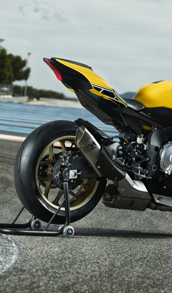 Черный с желтым мотоцикл  Yamaha YZF-R1