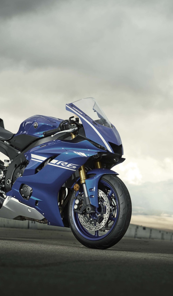 Синий мотоцикл Yamaha YZF-R6, 2017 года на фоне неба