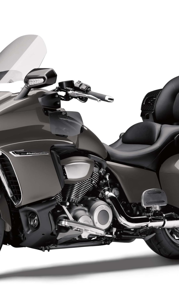 Серый мотоцикл Yamaha Star Venture, 2018 на белом фоне