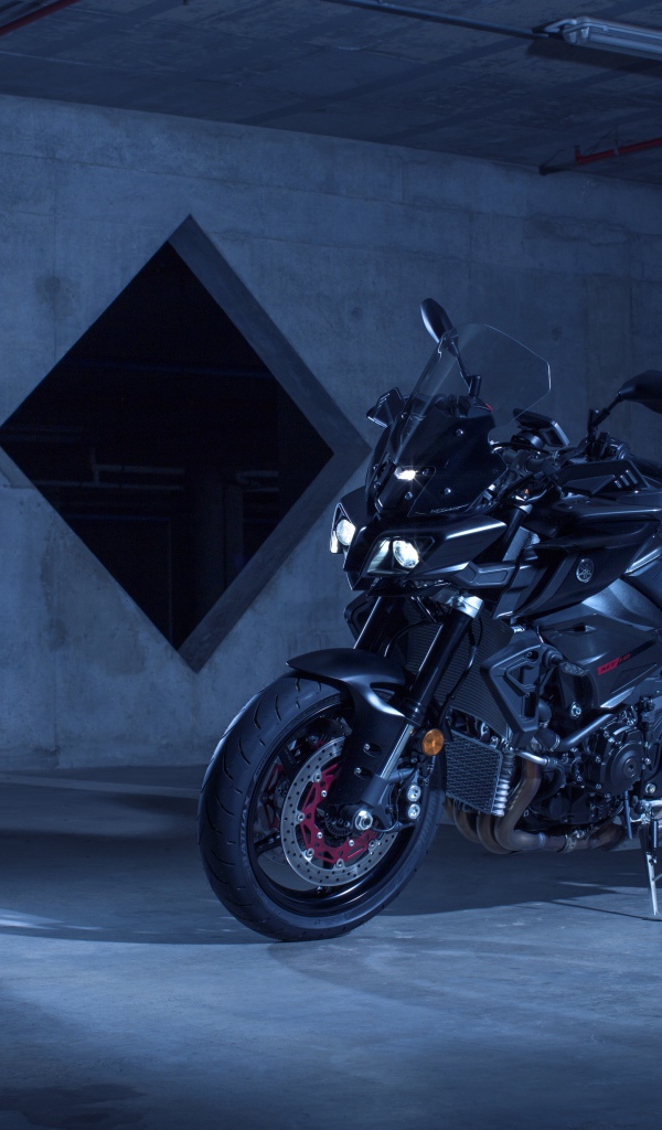 Мотоцикл Yamaha MT-10 в гараже 