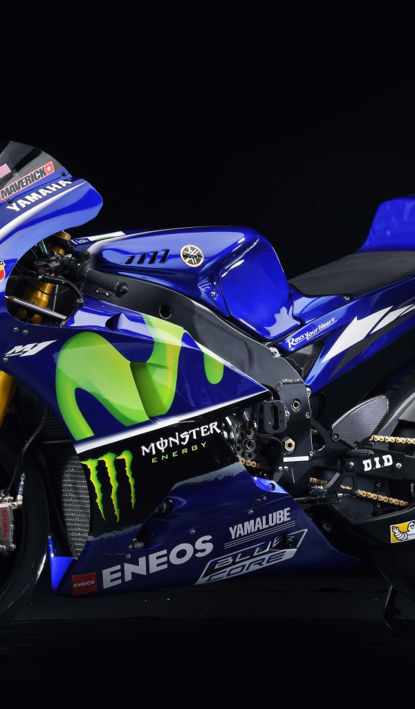 Мотоцикл  Yamaha YZR-M1 на черном фоне 