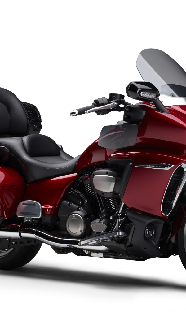 Красный мотоцикл Yamaha Star Venture 2018 на белом фоне