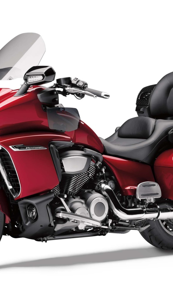 Красный мотоцикл Yamaha Star Venture, 2018 на белом фоне