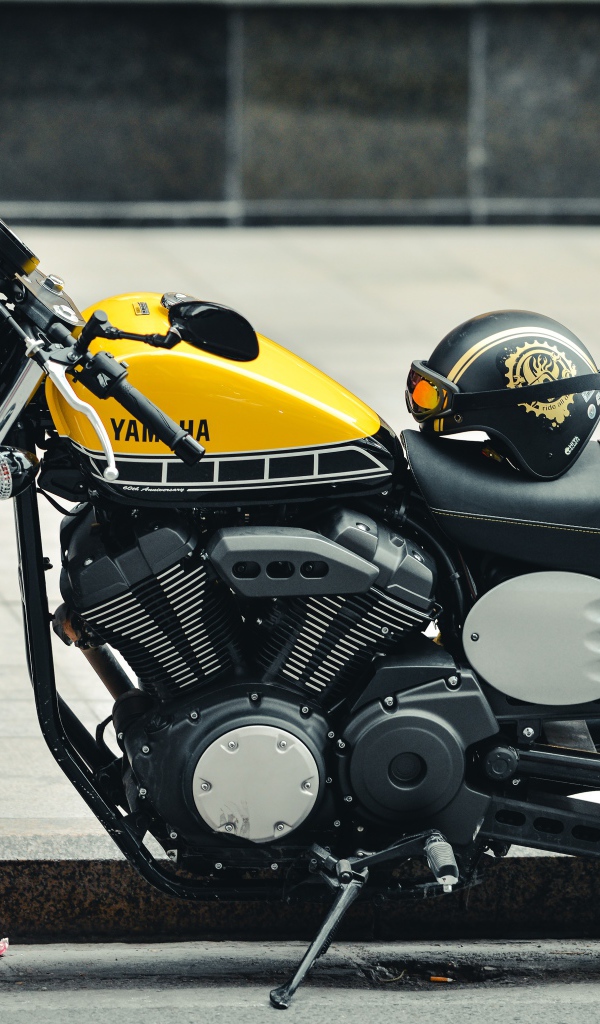 Мотоцикл Yamaha со шлемом на сиденье 