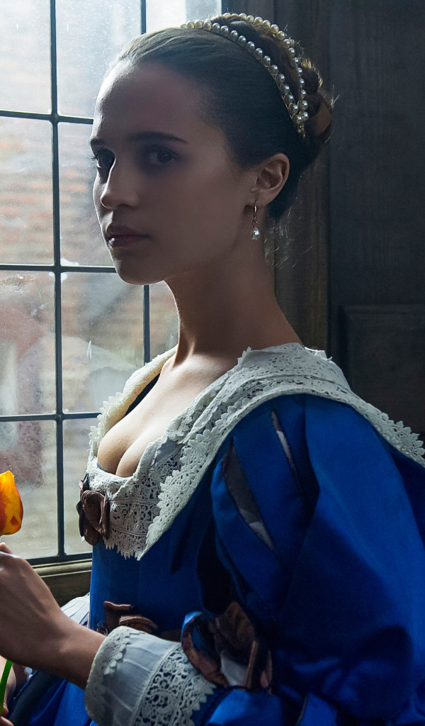 Актриса Алисия Викандер в фильме Тюльпанная лихорадка 2017 