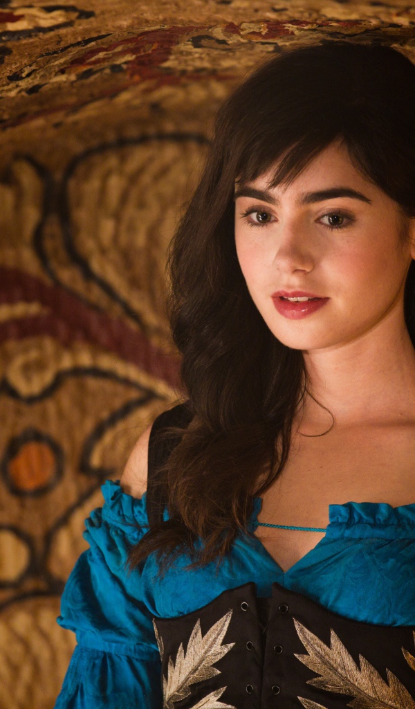 Актриса Лили Коллинз в фильме Белоснежка Месть гномов 