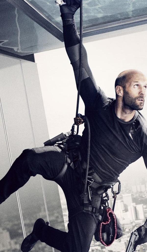 Артур Бишоп висит на страховке на стене фильм Механик Воскрешение 