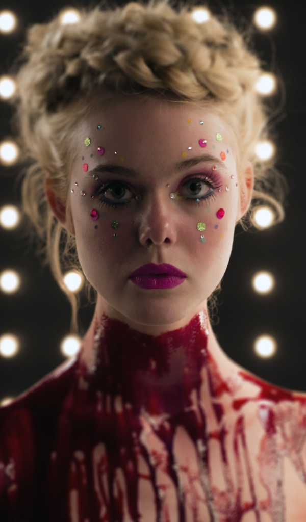 Джесси главная героиня фильма Неоновый демон 